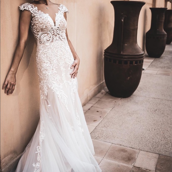 Wedding dress - Picture 2 of 6